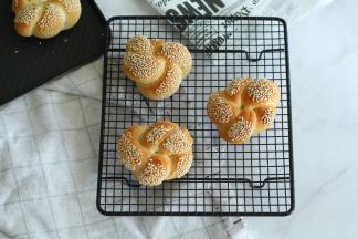 烤完取出，转移到冷凉架上冷凉到手温，就可以密封保存。或者直接开吃啊！