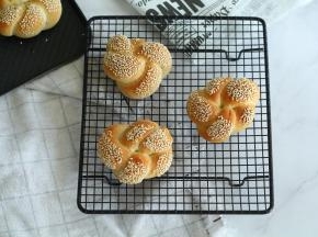 烤完取出，转移到冷凉架上冷凉到手温，就可以密封保存。或者直接开吃啊！