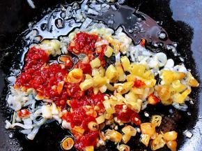 锅中放入底油加热放入葱姜蒜爆香再放入泡椒和红辣椒粒炒出辣味