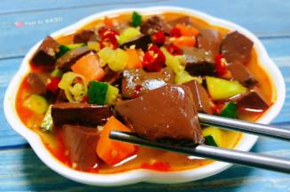 鸭血酸辣爽口入口即化口感非常完美