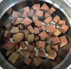 焯好水的鸭血立即放入冷水中过凉