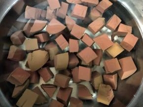 焯好水的鸭血立即放入冷水中过凉