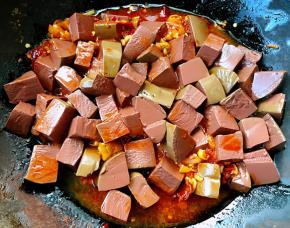 放入鸭血大火快速翻炒