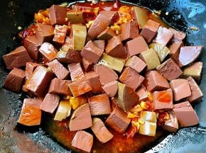 放入鸭血大火快速翻炒