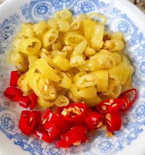 泡椒和红辣椒洗净切粒