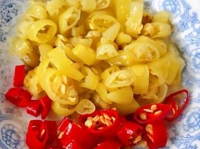 泡椒和红辣椒洗净切粒