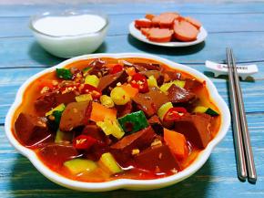 酸辣可口的鸭血装入盘中就大功告成了