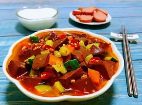 酸辣可口的鸭血装入盘中就大功告成了