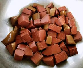 处理好的鸭血沥干水份备用