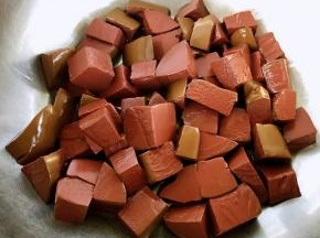 处理好的鸭血沥干水份备用