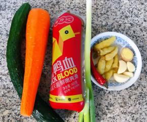 准备原材料鸭血、黄瓜、胡萝卜、葱、姜、蒜、红辣椒、泡椒