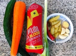 准备原材料鸭血、黄瓜、胡萝卜、葱、姜、蒜、红辣椒、泡椒