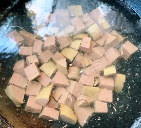鸭血切成小块放入开水中焯熟去除杂质