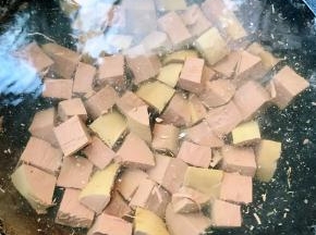 鸭血切成小块放入开水中焯熟去除杂质