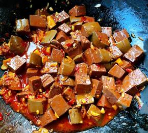 炒至鸭血均匀裹上辣汁