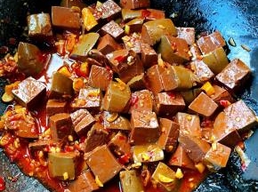 炒至鸭血均匀裹上辣汁