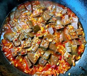 鸭血炖至汤汁不多时改中小火炖