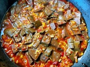 鸭血炖至汤汁不多时改中小火炖