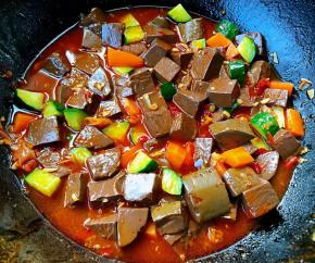 放入黄瓜和胡萝卜丁同时放入盐和味精调味均匀即可出锅享用