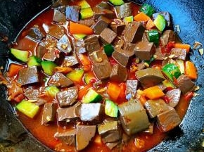 放入黄瓜和胡萝卜丁同时放入盐和味精调味均匀即可出锅享用