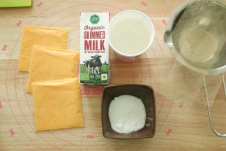 步骤1、准备好材料。冰水需要提前冻好。模具清洗干净，装好小棒。