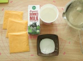 步骤1、准备好材料。冰水需要提前冻好。模具清洗干净，装好小棒。