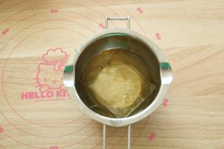 步骤2、将吉利丁片放入冰水中泡软。