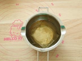 步骤2、将吉利丁片放入冰水中泡软。