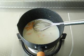 步骤4、小火加热，边加热边搅拌至芝士片全部融化，成混合均匀的液体。