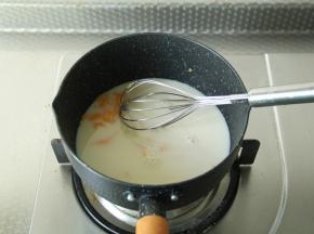 步骤4、小火加热，边加热边搅拌至芝士片全部融化，成混合均匀的液体。