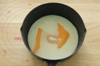 步骤3、不粘奶锅中，倒入牛奶，细砂糖，还有芝士片。