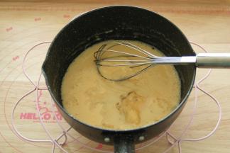 步骤6、软化的吉利丁片，挤干水分，放入冷凉到微温的混合液体中。