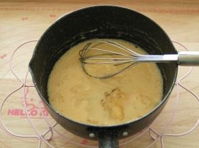 步骤6、软化的吉利丁片，挤干水分，放入冷凉到微温的混合液体中。