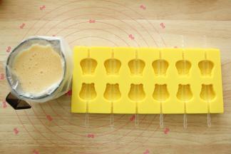 步骤7、搅拌到吉利丁片完全融化，混合。装入裱花袋。