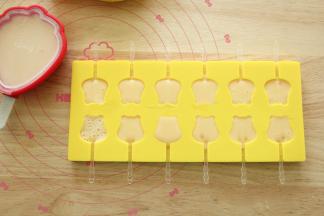 步骤8、将奶酪糊挤入模具中，冷藏3小时！