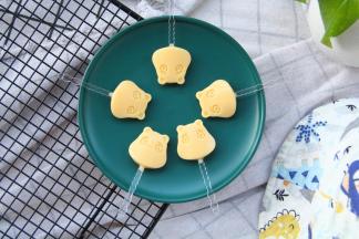 冷藏够时间，可以轻轻扒开四周模具，然后中间顶出来，就能轻松脱模了！好吃的造型奶酪棒就完成啦！萌萌小牛形状的哦！吃不完可以冷藏，吃一个脱模一个！尽快吃完哈！毕竟无添加！