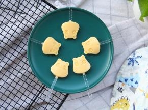 冷藏够时间，可以轻轻扒开四周模具，然后中间顶出来，就能轻松脱模了！好吃的造型奶酪棒就完成啦！萌萌小牛形状的哦！吃不完可以冷藏，吃一个脱模一个！尽快吃完哈！毕竟无添加！