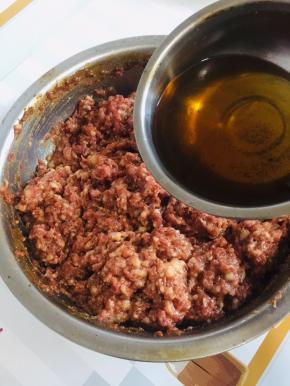 多次少量的加入花椒水，顺时针方向搅拌上劲儿！