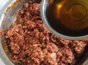 多次少量的加入花椒水，顺时针方向搅拌上劲儿！