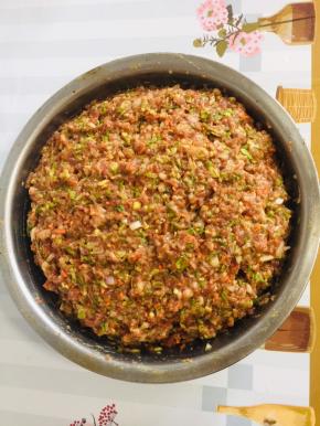 最后肉馅里倒入适量的熟油拌匀！放入冰箱冷藏保存！（倒油是为了更好的锁住肉馅里的水分！吃起来更加鲜美！）