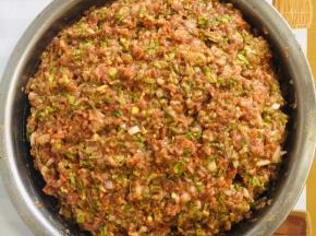 最后肉馅里倒入适量的熟油拌匀！放入冰箱冷藏保存！（倒油是为了更好的锁住肉馅里的水分！吃起来更加鲜美！）