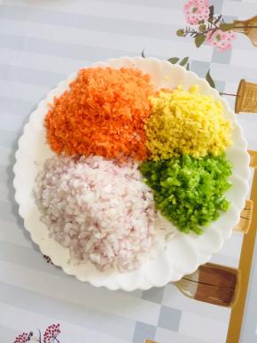 胡萝卜，洋葱，生姜和筒子椒全部都切成末备用！