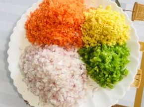 胡萝卜，洋葱，生姜和筒子椒全部都切成末备用！