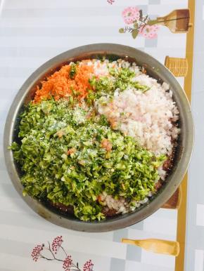 放入胡萝卜末，洋葱末，筒子椒末，生姜末，两勺盐，一勺鸡精顺时针方向搅拌均匀！