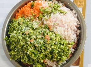 放入胡萝卜末，洋葱末，筒子椒末，生姜末，两勺盐，一勺鸡精顺时针方向搅拌均匀！