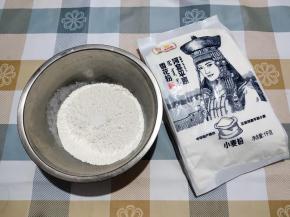 提前一天晚上准备面团。一个干净的大碗，加入面粉和盐，盐可以让面条更筋道。