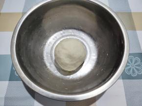 再加水，先用筷子搅成面絮，再用手揉到没有干粉。如果一开始不好揉，可以等几分钟再接着揉，最后揉成一个光滑的面团，盖上保鲜膜冰箱冷藏过夜。