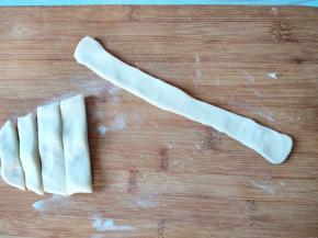 取一条，两只手的大拇指和食指交替捏扁，一边捏一边拉抻一下，慢慢地，面条就变长了。