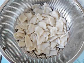 将煮好的面片用自来水冲洗降温，然后晾干。