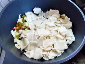 倒入面片，翻炒几下。我用不粘锅炒的，普通锅炒就需要多一些油，不然容易糊锅。